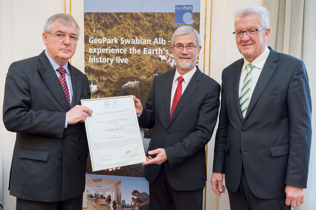 v.l.n.r.: Prof. Dr. Hartwig Lüdtke, Landrat Klaus Pavel und Ministerpräsident Winfried Kretschmann mit der Zertifizierung „UNESCO Global Geopark“ für den Geopark Schwäbische Alb