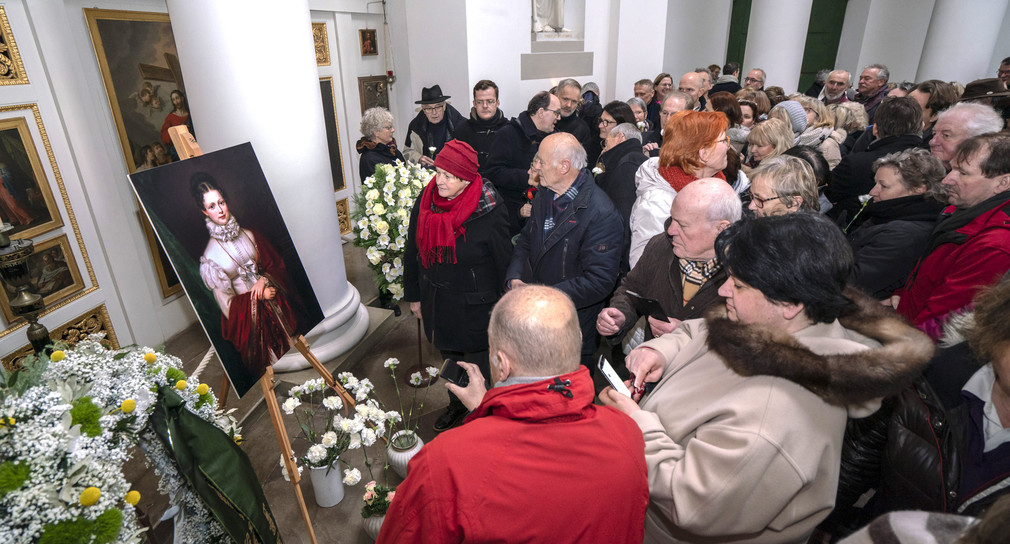 Besucherinnen und Besucher der Trauerfeier betrachten ein Gemälde von Königin Katharina (Foto: Andreas Weise / factum)