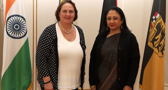Staatsministerin Theresa Schopper (l.) und die indische Botschafterin Mukta Dutta Tomar (r.) (Bild: Staatsministerium Baden-Württemberg)