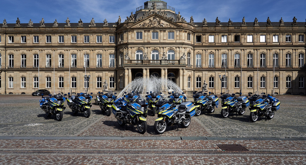 Die neuen Polizeimotorräder stehen vor dem Neuen Schloss in Stuttgart. (Bild: © Ministerium für Inneres, Digitalisierung und Migration)