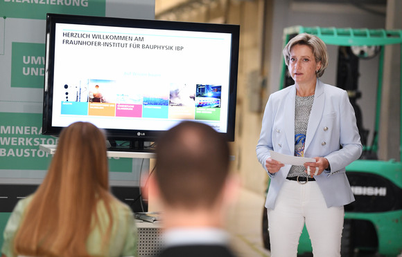 Termin im Fraunhofer-Institut für Bauphysik IBP in Stuttgart, im Rahmen der Sommerreise „Umweltschutz, CO²-neutrale Produktion und Recycling: Baden-Württembergs Wirtschaft auf dem Weg zur nachhaltigen Produktion“