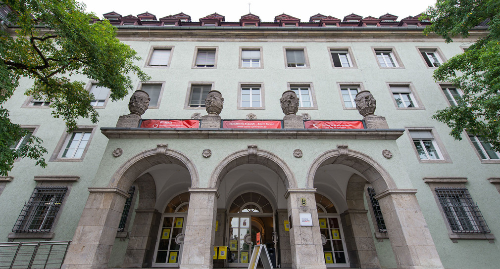 Der Haupteingang der Hochschule für Musik und Darstellende Kunst in Mannheim (Foto: dpa)