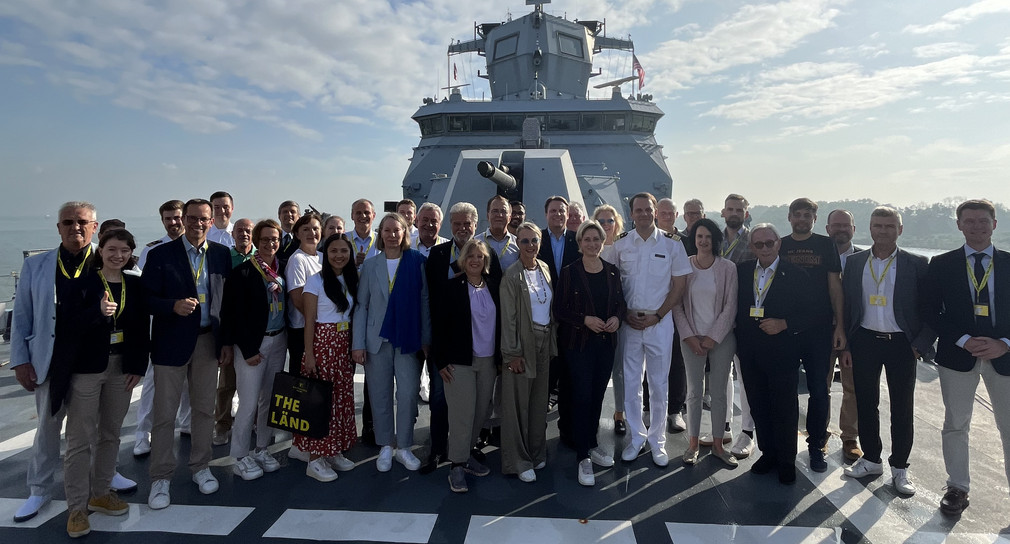 Wirtschaftsministerin Dr. Nicole Hoffmeister-Kraut mit der Delegation auf der Fregatte Baden-Württemberg
