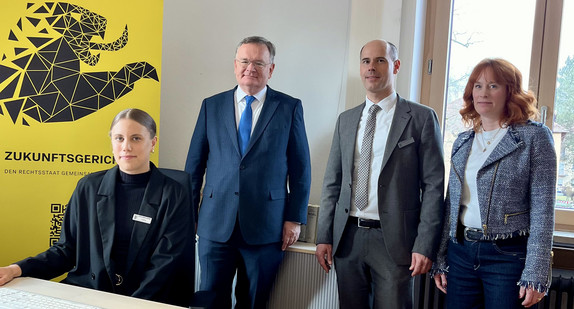von links nach rechts: Zweite stellvertretende Leiterin der Justizvollzugsanstalt Heilbronn, Lilly Großhans; Amtschef im Ministerium der Justiz und für Migration Baden-Württemberg, Elmar Steinbacher; Leiter der Justizvollzugsanstalt Heilbronn, Andreas Vesenmaier; Stellvertretende Anstaltsleiterin der Justizvollzugsanstalt Offenburg, Miriam Glomb