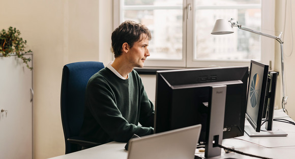 Ein Mann sitzt am Computer.
