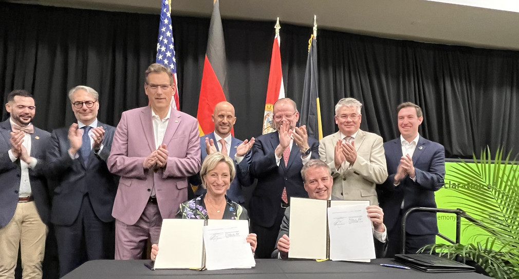 Wirtschaftsministerin Dr. Nicole Hoffmeister-Kraut (vorne links) und Floridas Wirtschaftsminister J. Alex Kelly (vorne rechts) bei der Unterzeichnung der Vereinbarung