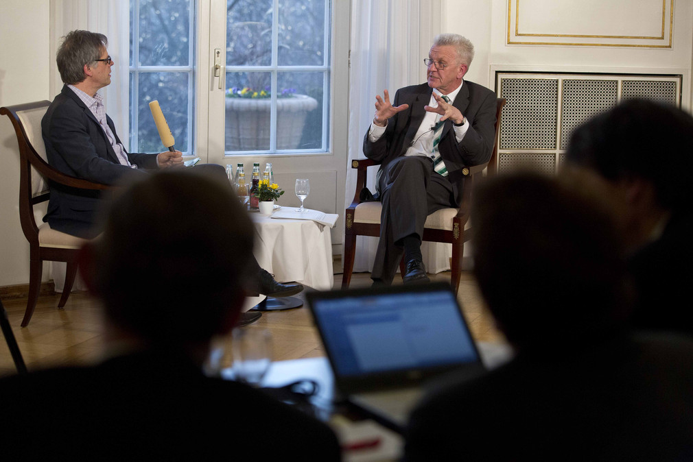 Ministerpräsident Winfried Kretschmann (r.) und Regierungssprecher Rudi Hoogvliet (l.) bei der Online-Bürgersprechstunde