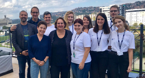 Staatsministerin Theresa Schopper mit Beteiligten eines Projekts zur Vernetzung der Jugend im Donauraum am 2. Oktober 2019 in Sarajevo (Bild: Stefan Barth)