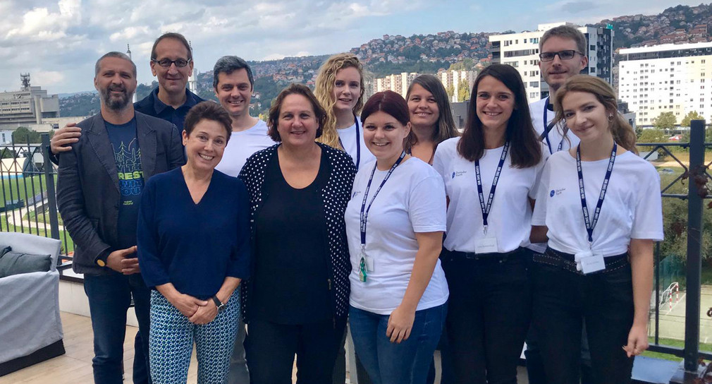 Staatsministerin Theresa Schopper mit Beteiligten eines Projekts zur Vernetzung der Jugend im Donauraum am 2. Oktober 2019 in Sarajevo (Bild: Stefan Barth)