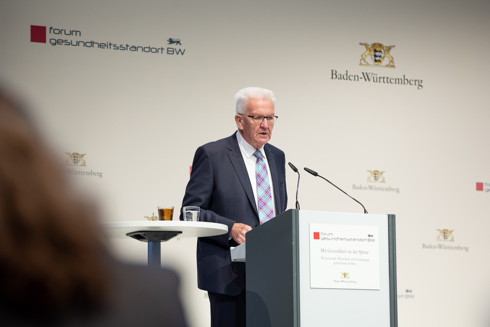 Ministerpräsident Winfried Kretschmann spricht auf der dritten Jahresveranstaltung des Forums Gesundheitsstandort Baden-Württemberg.