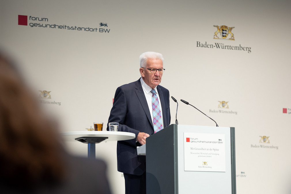 Ministerpräsident Winfried Kretschmann spricht auf der dritten Jahresveranstaltung des Forums Gesundheitsstandort Baden-Württemberg.