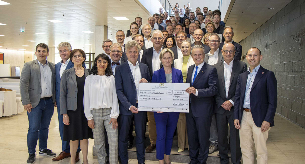 Gruppenbild mit Wirtschaftsministerin Dr. Nicole Hoffmeister-Kraut (vorne, Mitte) und Vertreterinnen und Vertretern der KI-Allianz Baden-Württemberg anlässlich der Übergabe von Förderbescheiden.