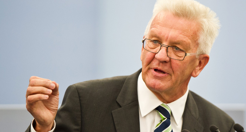 Ministerpräsident Winfried Kretschmann am Rednerpult im Landtag von Baden-Württemberg (Bild: © dpa).