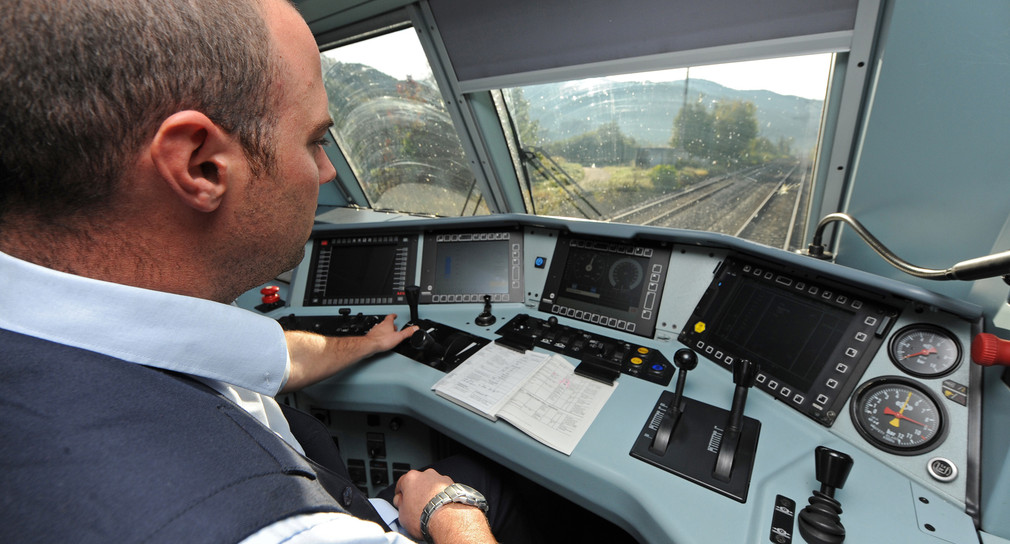 Ein Lokführer fährt einen Zug. (Bild: © dpa)