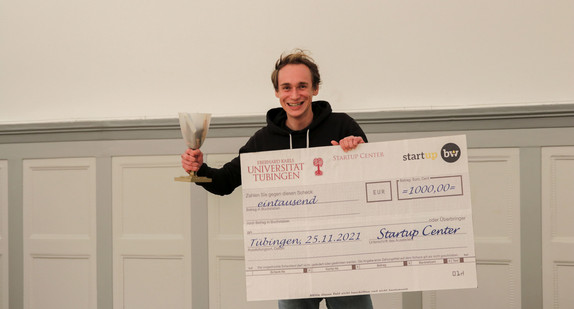 Der Gewinner des Vorentscheids des Gründungwettbewerbs mit Pokal