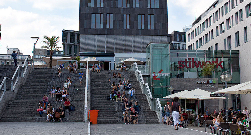 Menschen auf der Freitreppe am Stuttgarter Schlossplatz