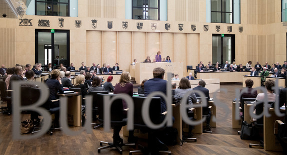 Blick durch Glastür auf die Sitzung des Bundesrates (Foto: Kay Nietfeld/dpa)