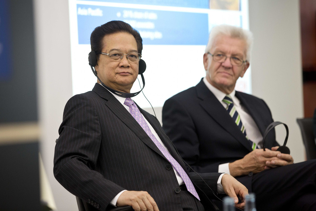 Der Premierminister von Vietnam, Nguyen Tan Dung (l.), und Ministerpräsident Winfried Kretschmann (r.) beim Wirtschaftsdialog in der BW Bank.