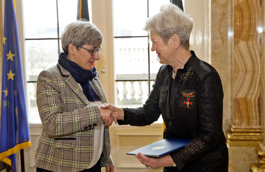 Ministerin Silke Krebs (l.) und Dr. Uta Kölle (r.)