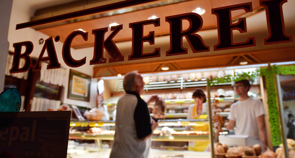 Der Schriftzug „Bäckerei“ ist am Laden von einer Bäckerei zu sehen. (Bild: © picture alliance/Martin Schutt/dpa-Zentralbild/dpa)