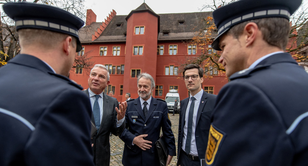 v.l.n.r.: Innenminister Thomas Strobl, Polizeipräsident Bernhard Rotzinger und Oberbürgermeister der Stadt Freiburg, Martin Horn sprechen mit Polizisten. (Bild: © dpa)