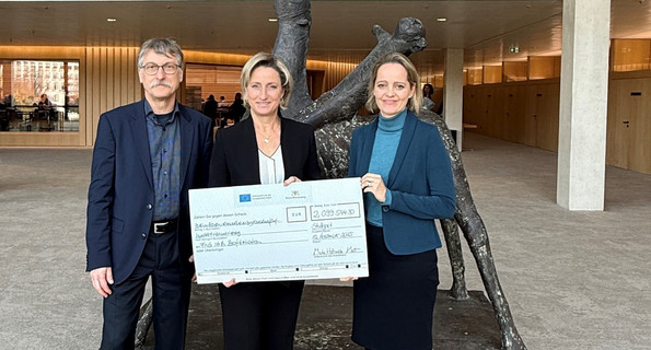 Wirtschaftsministerin Dr. Nicole Hoffmeister-Kraut (Mitte) mit den stellvertretenden Institutsleitern des Fraunhofer-Instituts für Grenzflächen- und Bioverfahrenstechnik Prof. Dr. Steffen Rupp (links) und Prof. Dr. Petra Kluger (rechts)