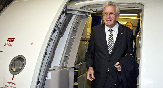 Ministerpräsident Winfried Kretschmann steigt aus einem Flugzeug (Foto: dpa, Archivbild)