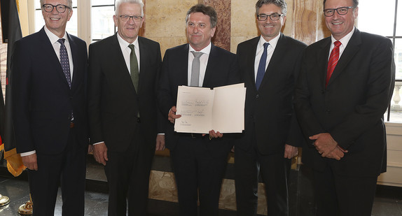v.l.n.r.: Roger Kehle (Präsident des Gemeindetags Baden-Württemberg), Ministerpräsident Winfried Kretschmann, Sozial- und Integrationsminister Manne Lucha, Oberbürgermeister Dieter Salomon (Präsident des Städtetags Baden-Württemberg) und Joachim Walter (Präsident des Landkreistags Baden-Württemberg)