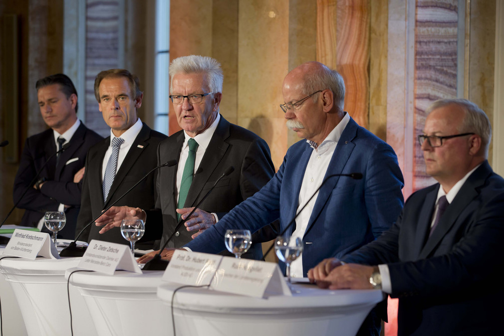 v.l.n.r.: Lutz Meschke, Dr. Volkmar Denner, Ministerpräsident Winfried Kretschmann, Dr. Dieter Zetsche und Prof. Dr. Hubert Waltl bei der Pressekonferenz