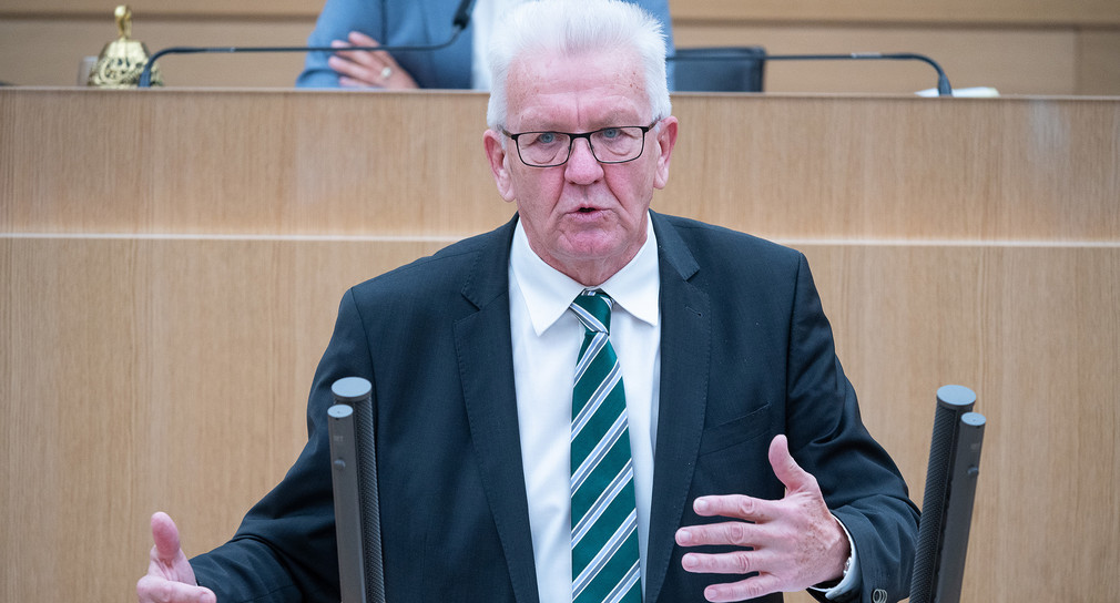 Ministerpräsident Winfried Kretschmann spricht im Landtag.