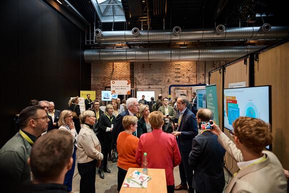 Rundgang beim Strategiedialog „Bezahlbares Wohnen und innovatives Bauen“