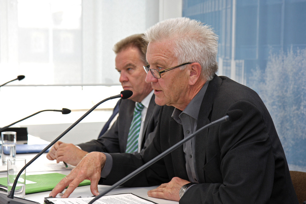Umweltminister Franz Untersteller (l.) und Ministerpräsident Winfried Kretschmann (r.)