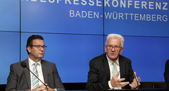 Ministerpräsident Winfried Kretschmann (r.) und Landwirtschaftsminister Peter Hauk (l.) bei der Regierungspressekonferenz (Bild: Staatsministerium Baden-Württemberg)