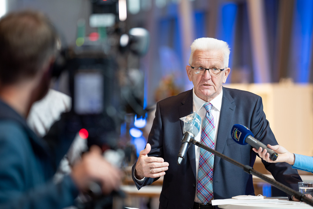 Ministerpräsident Winfried Kretschmann gibt Medienvertreterinnen und Medienvertretern auf der dritten Jahresveranstaltung des Forums Gesundheitsstandort Baden-Württemberg ein Interview.