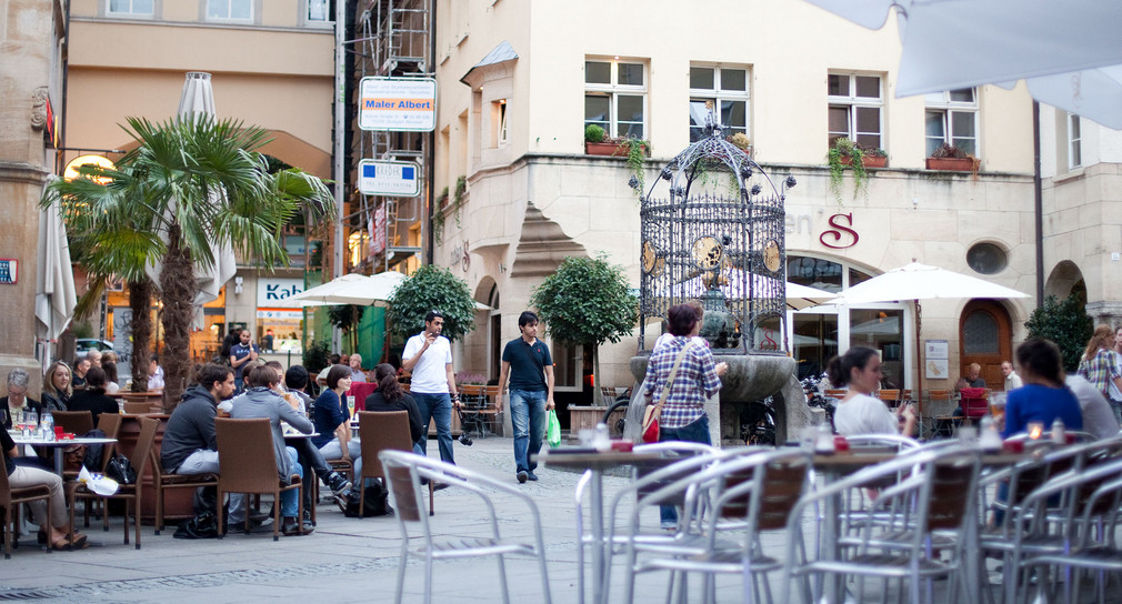 Eine gemütliche Straßenszene auf einem Dorfplatz