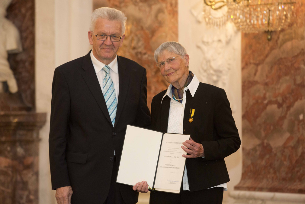 Ministerpräsident Winfried Kretschmann (l.) und Dr. Dr. h. c. Inge Jens (r.)