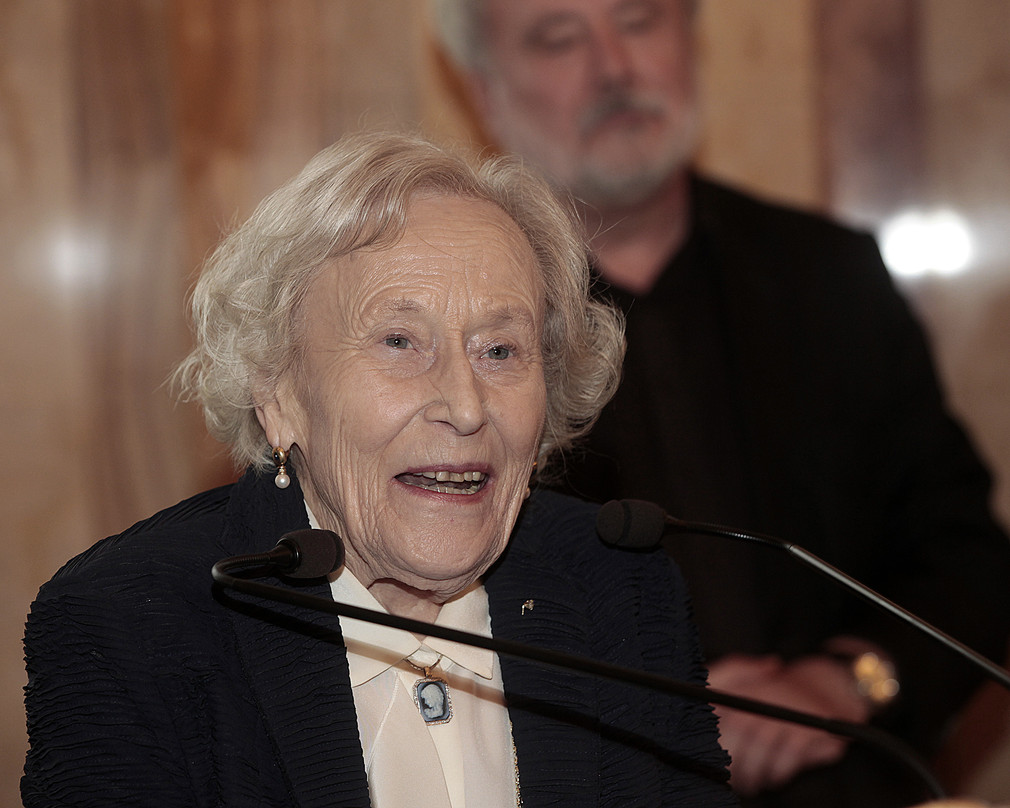 Ilse-Irmgard Dörges (l.) und Staatssekretär Klaus-Peter Murawski (r.) anlässlich der Überreichung der Staufermedaille in Gold am 22. November 2013 im Neuen Schloss in Stuttgart