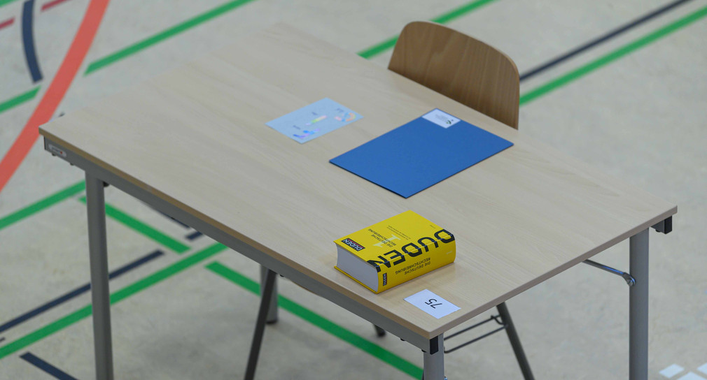 Ein Duden liegt vor Beginn der Abiturprüfung in Deutsch im Gymnasium Bürgerwiese in der Sporthalle auf einem Tisch.