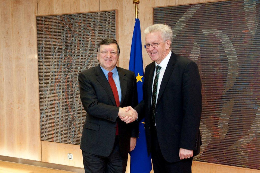 Ministerpräsident Winfried Kretschmann (r.) trifft den Präsidenten der Europäischen Kommission Jose Manuel Barroso (l.) am Donnerstag (02.02.2012) zu Gesprächen in der Europäischen Kommission in Brüssel.