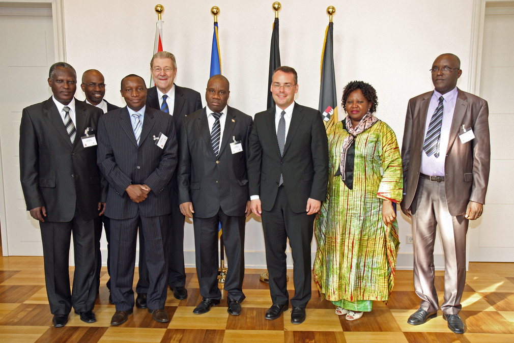 Gruppenbild mit Minister Peter Friedrich und Minister Laurent Kavakure