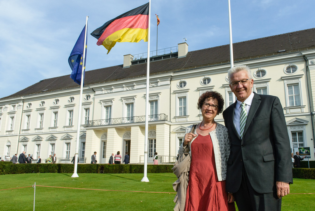Ministerpräsident Winfried Kretschmann (r.) steht mit seiner Frau Gerlinde Kretschmann (l.) vor dem Schloss Bellevue. (Foto: Staatsministerium Baden-Württemberg)