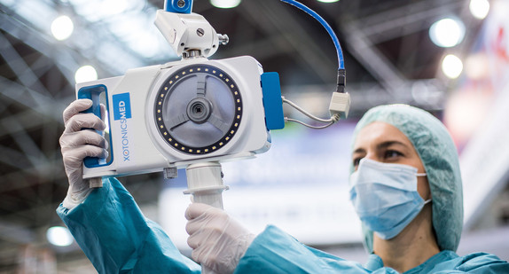 Eine Person in medizinischer Kleidung hält eine Digitalkamera speziell für den klinischen Einsatz. (Bild: Maja Hitij/dpa)