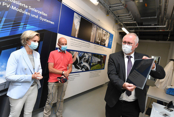 Termin im Zentrum für Sonnenenergie- und Wasserstoff-Forschung Baden-Württemberg (ZSW) in Stuttgart, im Rahmen der Sommerreise „Umweltschutz, CO²-neutrale Produktion und Recycling: Baden-Württembergs Wirtschaft auf dem Weg zur nachhaltigen Produktion“