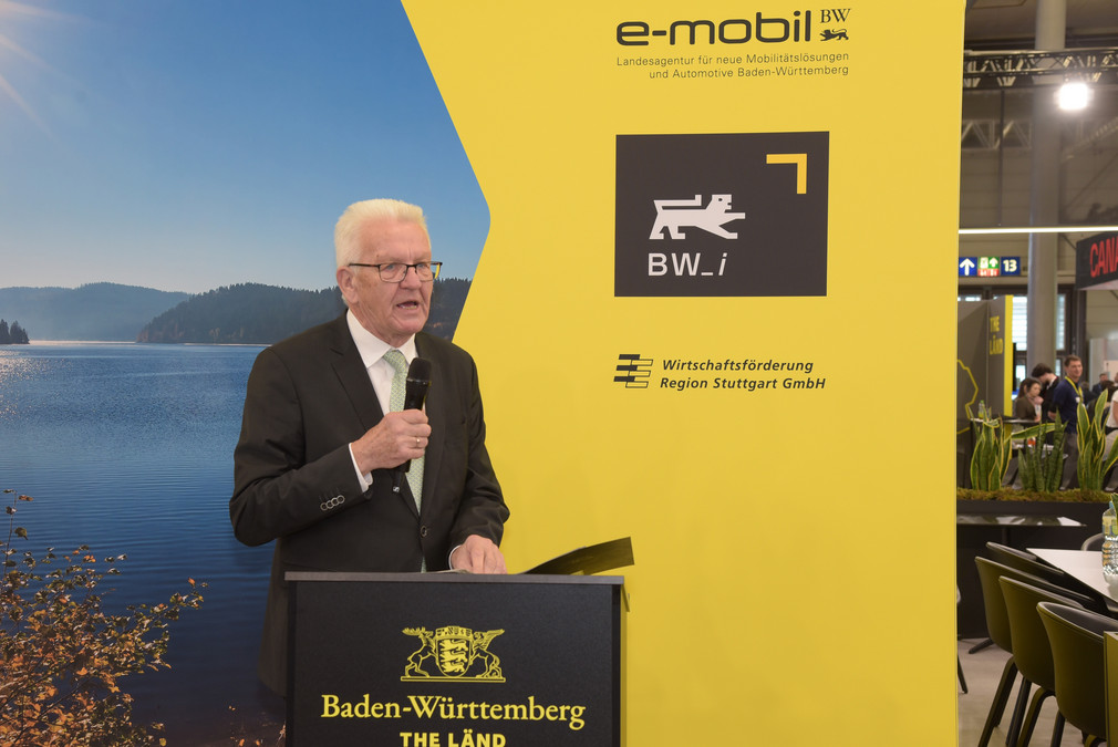 Ministerpräsident Winfried Kretschmann bei der Eröffnung des Gemeinschaftsstandes von BW_i, e-mobil BW und Wirtschaftsförderung Region Stuttgart