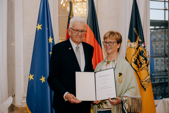 Ministerpräsident Winfried Kretschmann (links) und Ingeborg Tress (rechts)
