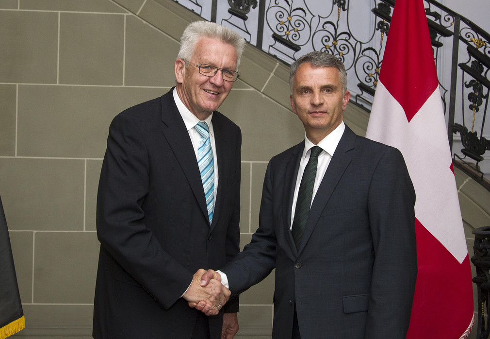 Ministerpräsident Winfried Kretschmann (l.) und der Schweizer Bundesrat Didier Burkhalter (r., Eidgenössisches Departement für auswärtige Angelegenheiten) am 30.04.2012 in Bern