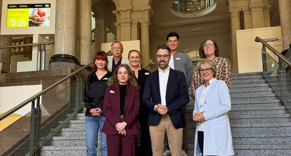 Vordere Reihe (von links nach rechts): Julia Hellmann, Minister der Justiz und für Migration Moritz Oppelt und Petra Klein  Hintere Reihe (von links nach rechts): Dr. Sarah Straub, Michael Kühn, Anne Stöhr, Panajotis Neuert und Claudia Österle