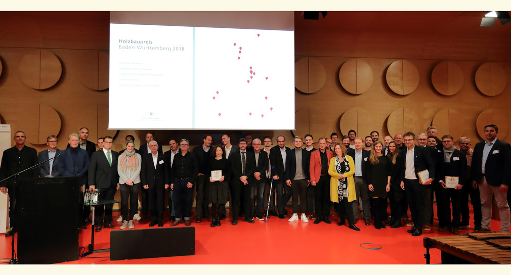 Gruppenbild bei der Verleihung des Holzbaupreis 2018 (Foto: © Florian Alber)