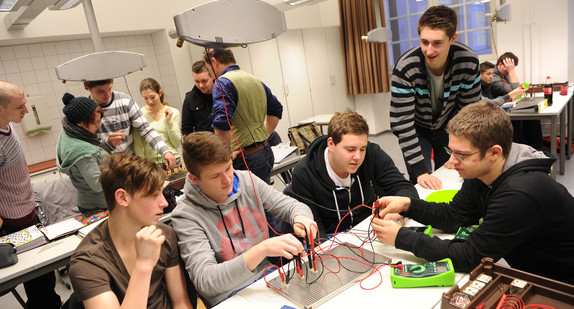 Eine Gruppe Schüler experimentiert im Physikunterricht (Bild: © Ministerium für Kultus, Jugend und Sport BW).