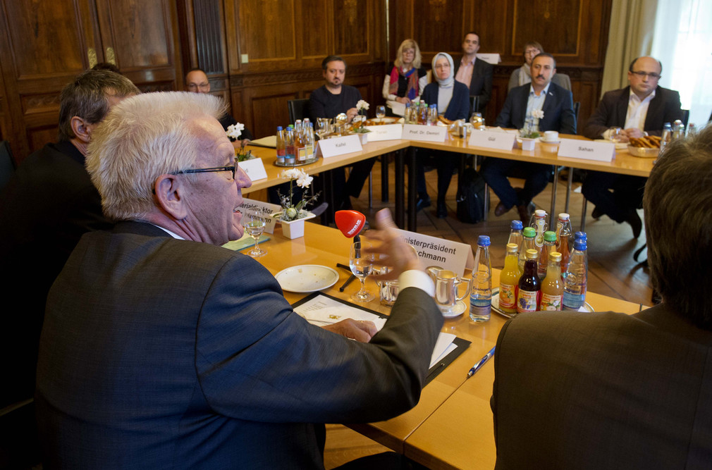 Sitzung des Projektsbeirats mit Ministerpräsident Winfried Kretschmann (vorne l.)